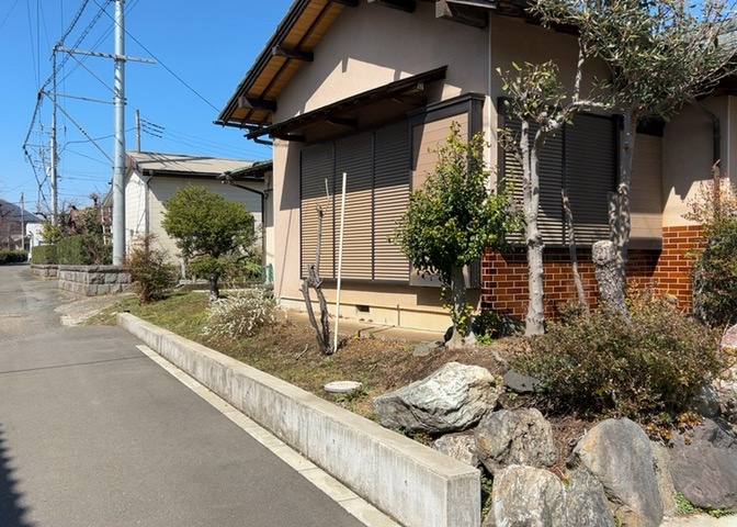 土地を買う際、住む地域の自治体や福祉の補助制度にも注目してみましょう。子供や老人の医療補助やゴミ出しのルールなど、自治体によってルールに大きな違いがあるため、暮らしやすい土地で判断するとよいでしょう。