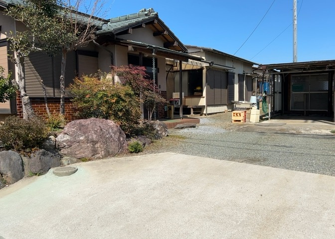 土地の前の道路に消火栓が設置されていることがあります。この場合、道路交通法第45条第1項により、駐車禁止の場所が指定されています。そのため、車庫などの駐車スペースをつくることができない場合があります。