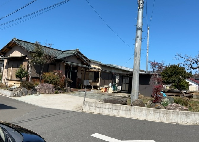 現地に行くなら、物件の周囲の地形がどうなっているかを見ることも大切です。周辺より低くなっている土地では、大雨などで水が集まりやすいため、地盤が弱くなっているということも考えられるため、注意が必要です。