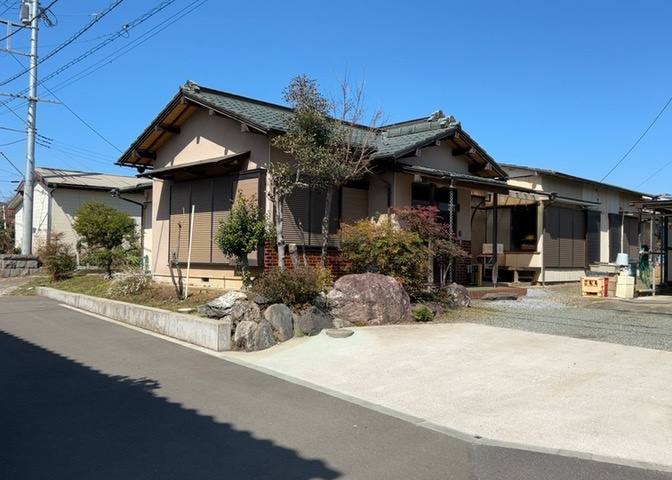 隣家の土地はどうなっているのか、生活利便施設が近くにあるのか、学校まで近いかなど、お客様のライフスタイルにあわせたイメージが重要です。また、近くにあると困る施設が近くにないかも確認するといいでしょう。