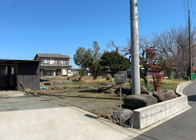 土地購入を検討されている場合、境界杭がない状態で購入してしまうと境界確定測量をする必要があり、費用がかかります。購入の前に、売主、隣土地所有者立ち合いのもと境界を確定し境界杭を設置するのがベストです。