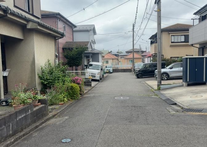 土地の形が極端に長細かったり、狭小地、あるいは道路との高低差がある傾斜地だった場合、後々売ろうとしても買い手がつかない場合もあります。後々、売却することになった時に価値の下がらない土地を選びましょう。