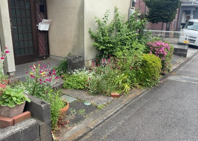 土地の面積＝住宅面積ではありません。建ぺい率の問題などで、土地のある場所によって住宅を建てられる面積は限られています。高さもしかり、「土地」という言葉の中には、建築条件も含まれると考えておきましょう。