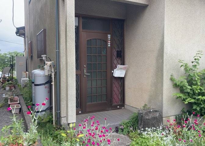 家を建てる場合、方位は要チェックです。現実的に日当たりのよい家ならばリビングは南側、建築基準法でも北側に当たる家への配慮は求められています。土地を見学に行く際は、方位磁針を持って行くようにしましょう。