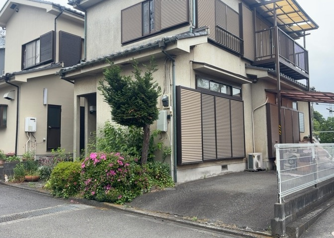 土地の前の道路に消火栓が設置されていることがあります。この場合、道路交通法第45条第1項により、駐車禁止の場所が指定されています。そのため、車庫などの駐車スペースをつくることができない場合があります。