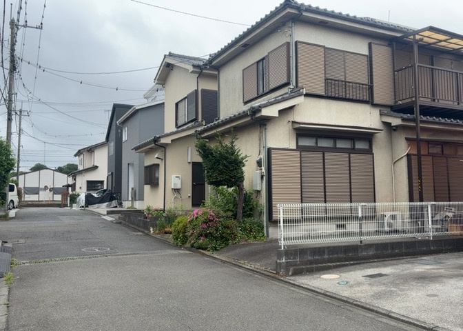現地に行くなら、物件の周囲の地形がどうなっているかを見ることも大切です。周辺より低くなっている土地では、大雨などで水が集まりやすいため、地盤が弱くなっているということも考えられるため、注意が必要です。