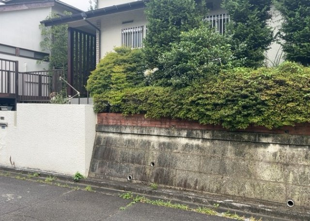 土地の面積＝住宅面積ではありません。建ぺい率の問題などで、土地のある場所によって住宅を建てられる面積は限られています。高さもしかり、「土地」という言葉の中には、建築条件も含まれると考えておきましょう。