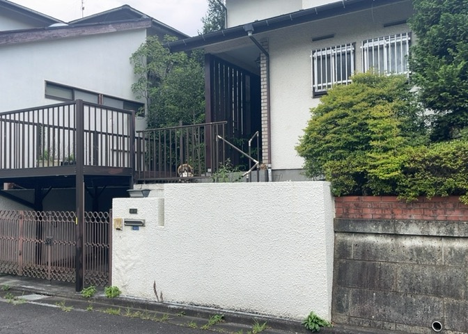 家を建てる場合、方位は要チェックです。現実的に日当たりのよい家ならばリビングは南側、建築基準法でも北側に当たる家への配慮は求められています。土地を見学に行く際は、方位磁針を持って行くようにしましょう。
