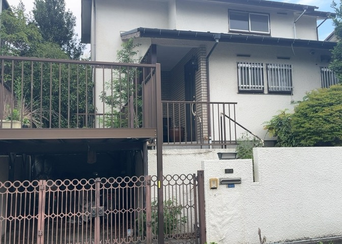 現地に行くなら、物件の周囲の地形がどうなっているかを見ることも大切です。周辺より低くなっている土地では、大雨などで水が集まりやすいため、地盤が弱くなっているということも考えられるため、注意が必要です。