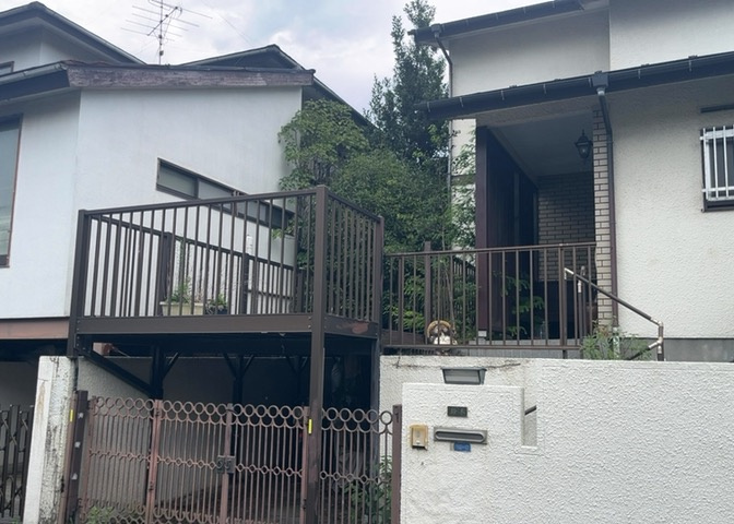 土地購入を検討されている場合、境界杭がない状態で購入してしまうと境界確定測量をする必要があり、費用がかかります。購入の前に、売主、隣土地所有者立ち合いのもと境界を確定し境界杭を設置するのがベストです。