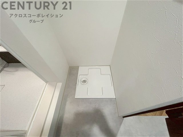 洗濯物の仕分け作業がしやすく、整理整頓が容易になります。洗濯音や湿気を他の部屋に持ち込まず、生活環境を快適に保ちます。上部を活用すれば収納スペースを確保でき洗剤や洗濯用品の整理もしやすくなります。　