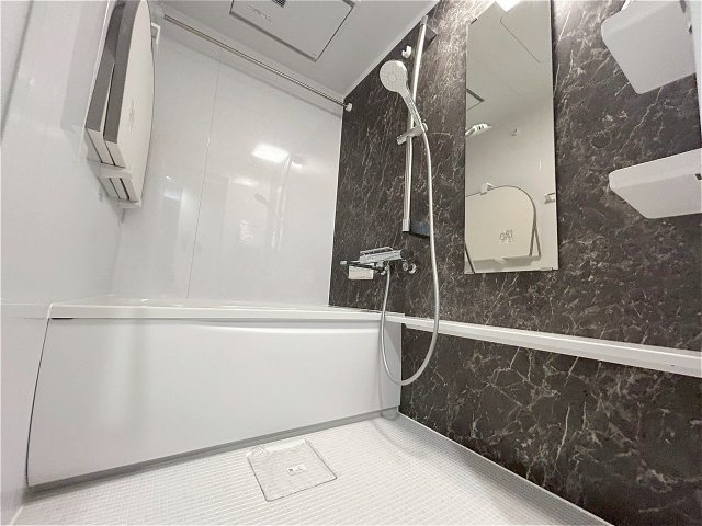 ユニットバスは省スペースでありながら、シンプルな設計と使いやすさを備え、簡便なメンテナンスが可能です。またミラー・小物置き場もあり便利です。　