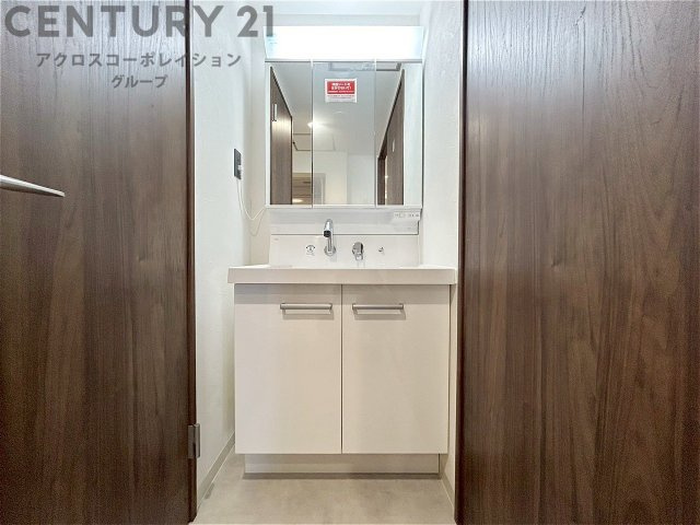 化粧品や洗顔料、歯ブラシなどの必需品をまとめて置ける収納スペースがあり、使用するたびに取り出す手間が省けます。また、水回りのため、濡れても大丈夫な素材が使用されており、お手入れが簡単です。　