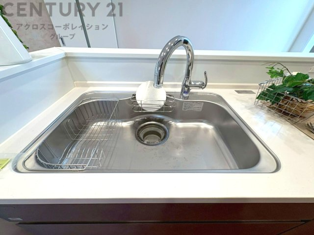 大きなシンクでお鍋などの大きな調理器具を洗う際にも便利です。　