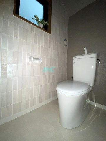 プライベート空間として機能や内装にこだわった、優しい雰囲気のトイレはリラックス空間へ。