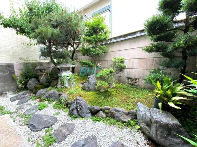 めまぐるしく過ぎ行く日々の中でゆったりとした休息と癒しを提供してくれるお庭付きです。