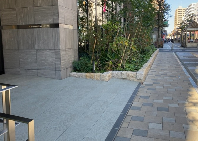 物件によっては、入居者が個人的に使用できる専用庭がついているものもあります。また、住宅の中にある土間の部分を庭と呼ぶこともあります。庭の用途は住む人によって変わり、それによってデザインもさまざまです。