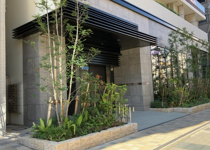 受付はマンションコンシェルジュがいる場合もあれば、管理人が滞在する小部屋を総称して呼ぶことがあります。主にエントランスに設置されていることから、防犯面でも期待ができます。防犯設備がない場合はより安心！