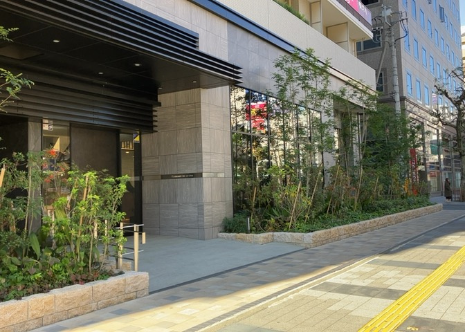ロビーというと、エントランスと何がちがうの？と思いますよね。実はロビーとエントランスには明確な決まりはありません。物件によっては、エントランスを入って広がるある程度の広さのある空間がロビーとなります。