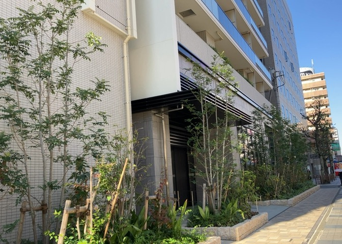 道幅が広い場所は日当たりや風通が良好です。幅が広いのですれ違いも可能ですし大きな車でも駐車可能！一方で、大型車が通ることも多くなるため交通量の増加により騒音に繋がります。また土地の値段が高くなります。