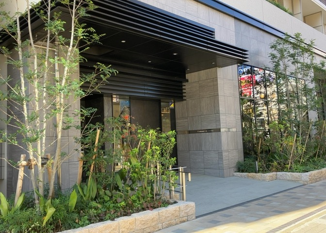 玄関は家の顔でもあり、家族以外の目にも止まる場所です。玄関は外との間を仕切る扉、靴などをしまっておく収納スペース、靴脱ぎのたたきスペース、来客とのやり取りをするドアホンなど複数のアイテムからなります。