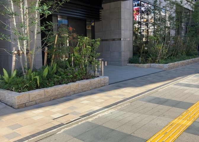 共用部分は、一棟の建物に住む区分所有者全員が共同で所有するとし、共用部分の管理、補修などは、区分所有者で形成される管理組合が行います。個人の判断で勝手に変更することはできませんので覚えておきましょう。