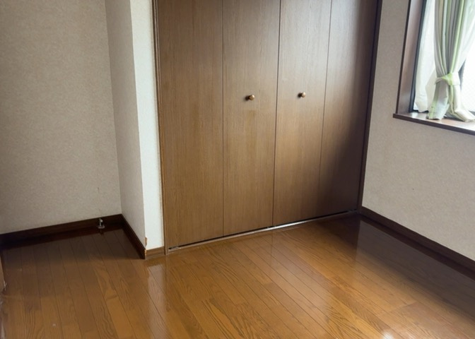 洋室のメリットは重い家具が置きやすく、身の回りが整理しやすいことです。　床がフローリングのため畳とは異なり凹みにくいです。　クローゼットなど収納が豊富で、普段使わない旅行カバンや服の整頓も簡単にです。
