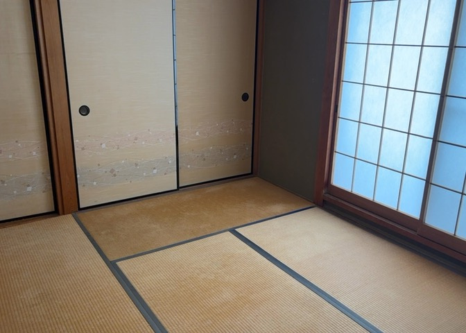寝室でゆっくりと過ごすためにはベッド周りの適度な空間を担保することや窓の位置、照明の明るさ、寝室の広さなどを考える必要があります。自身や家族の構成とライフスタイルに併せて寝室にする部屋を選びましょう！