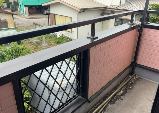 バルコニーは、室外の専用スペースのうち、「屋根がなく開放された空間」であるものを指します。ベランダより広いタイプのものが多く、日当たりもよいため家庭菜園などを楽しみたい人にとって適した環境となります。