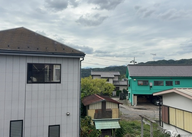 眺望を気にして物件を探す場合、前面に建物が建っていないか現地で確認しましょう！前面に建物があると景色はもちろん、日当たりや風通しにも影響が出てきます。住んだ時のことを想像しながら現地見学をしましょう。