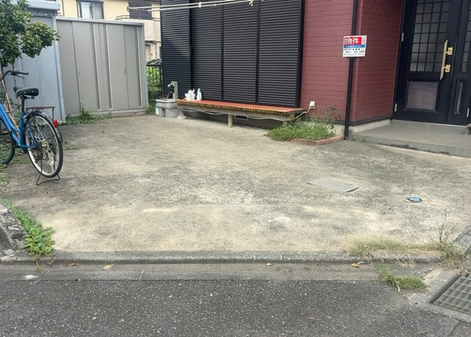 駐車場と明記されていても、最小スペースでつくられた駐車場だと大型車は駐車できなかったり、出入りしにくくなったりする可能性があります。お車のサイズと購入したい物件の駐車場のサイズを現地で確認しましょう。