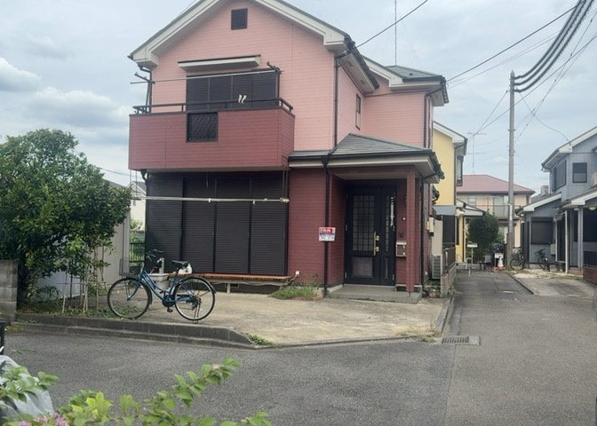住宅用の土地では前面道路に2m以上接していなければならないと法律で定められています。しかし、お持ちの車のサイズやライフスタイルなどにより、2mでは利便が悪い場合もございますので、事前に確認しましょう。