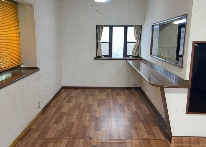ダイニングは、食事や家族の団らんスペースとしてだけではなく、ほかの用途としても使用することができます。ダイニングテーブルを置き、食事のためのスペースを作ることでリビングとの差別化を図ることができます。
