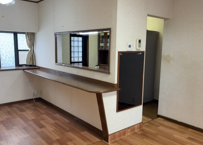DKの物件でも広く見せたい方は、ダイニングスペースを広く使えるように工夫しましょう。低めのダイニングソファを置くと、家具の圧迫感が減り、広く見せることができ、ダイニングをリビングのように使用できます！