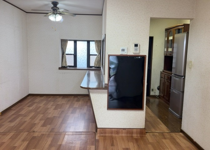 ダイニングとキッチンの間を扉や壁などで仕切らず、一体化させた間取りです。キッチンカウンターがついている物件ならば、食事をキッチンカウンターで取ることで、ダイニングスペースをリビングとして使用できます。