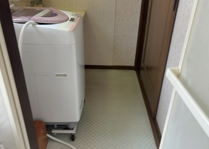 多くの戸建て住宅で見かける洗面脱衣所は、洗面台と洗濯機が2畳ほどのスペースに並べられていて、洗面所が脱衣所を兼ね備えている間取りが一般的です。お客様が利用することもある、パブリックな空間でもあります。