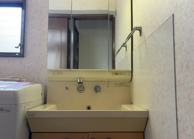 洗面化粧台では顔を洗ったり、身だしなみを整えることが本来の使い方ですが、用途によっては洗面化粧台に求められる機能が違ってくるため、ご自身や家族のライフスタイルに合ったものを選ぶことをおすすめ致します。