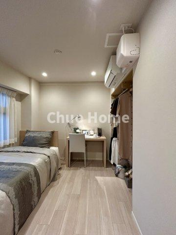 【寝室】心と体をゆったりと安らげる主寝室。寝室のゆとりが大きい分だけ、暮らしの安らぎは深まります。一日の疲れを癒すだけでなく、ご夫婦の親密な語らいを紡ぎ出します