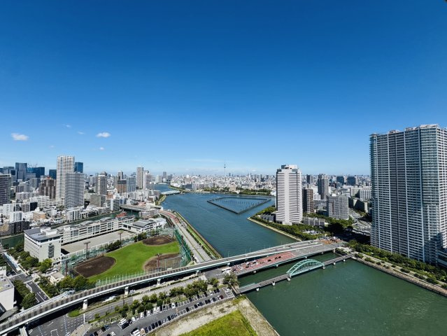 晴海運河を眼下に東京スカイツリーまで開放感ある眺望です。