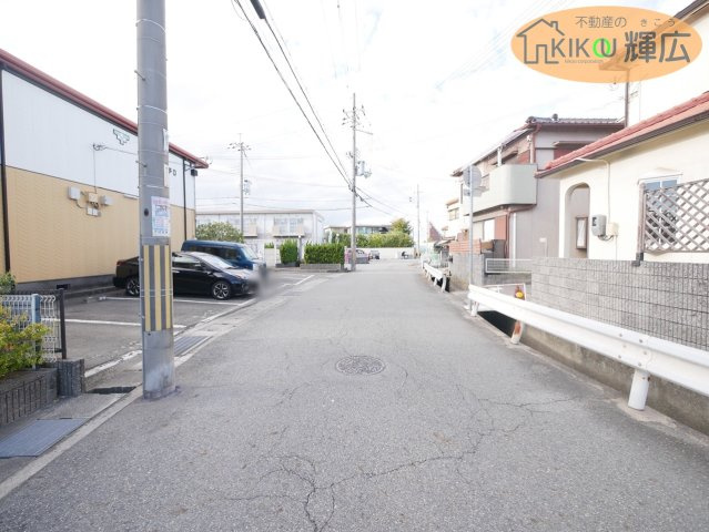前面道路は広々としておりますので、お車の運転が苦手な方でも安心ですね。