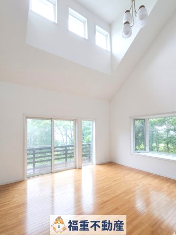 リフォーム前画像な為、設備や内装の仕様等はリフォーム後を優先とします。☆輸入住宅ならではの開放的な吹き抜け。