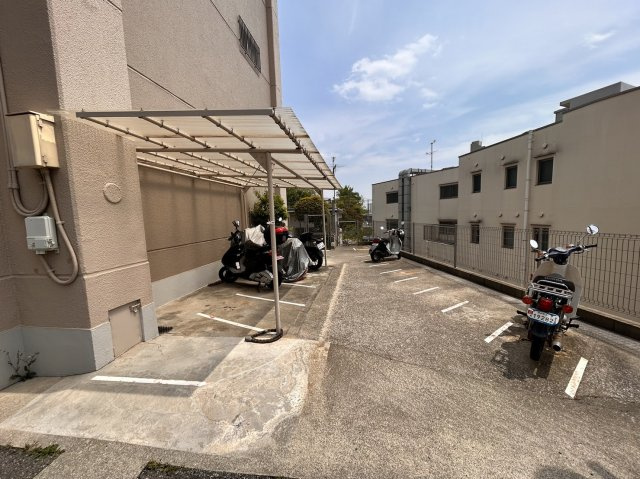 敷地内に駐輪スペースございます。