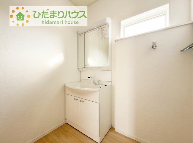 三面鏡の大きな鏡は憧れます(^^♪　鏡の後ろは収納となっていて、細かいものでも収納できるのでスッキリと整理できます！