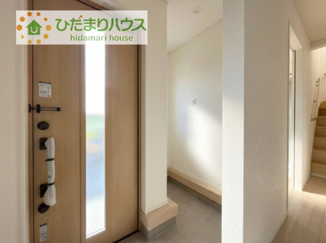 シューズクロークは、レインコートやベビーカー、ゴルフバッグなど大きな荷物を置けるので、　いつでも玄関を綺麗に保てます(*^-^*)