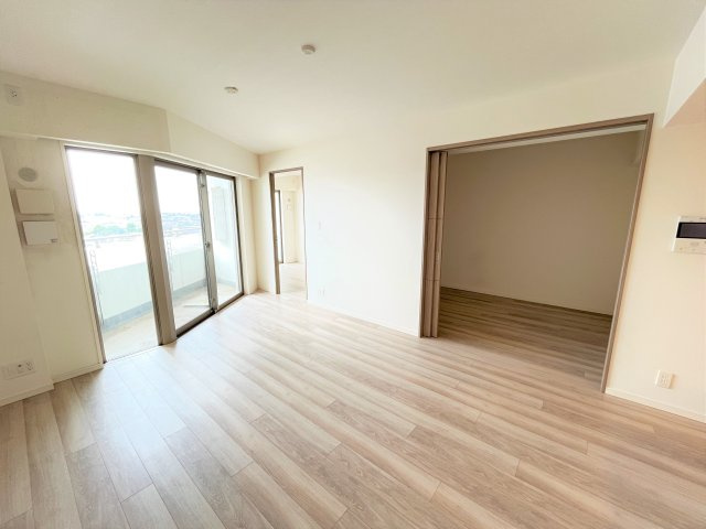別角度からのリビンダイニングキッチンです。