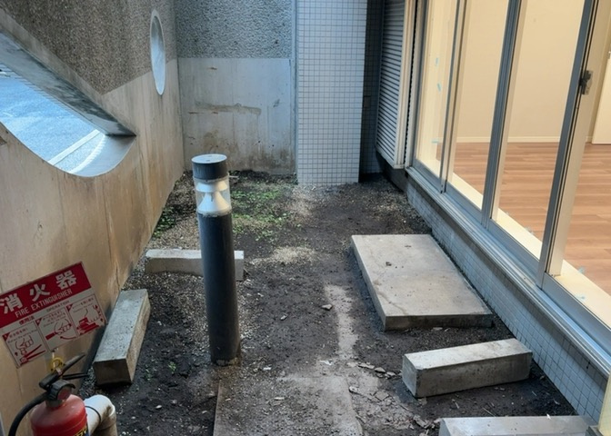 バルコニーは、室外の専用スペースのうち、「屋根がなく開放された空間」であるものを指します。ベランダより広いタイプのものが多く、日当たりもよいため家庭菜園などを楽しみたい人にとって適した環境となります。