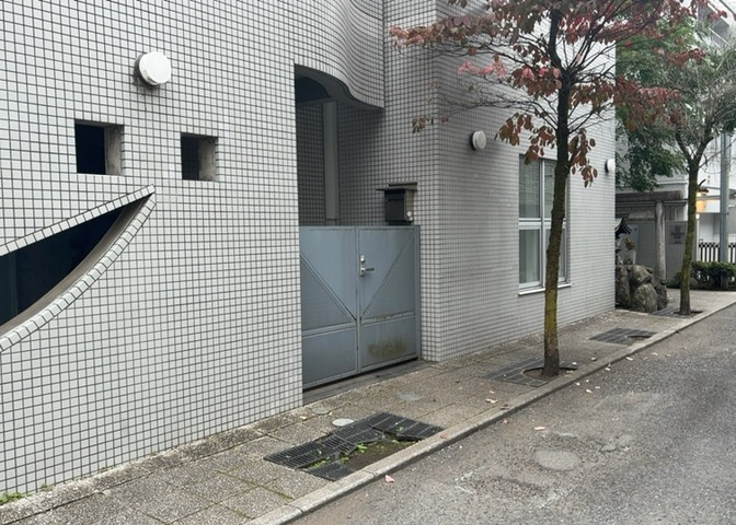マンションのエントランスには、もともと風よけや防犯の役割がありますが、マンションによって宅配ボックスなどの設備が備わっている所もあります。日々の生活をイメージしながら生活しやすさをチェックしましょう。