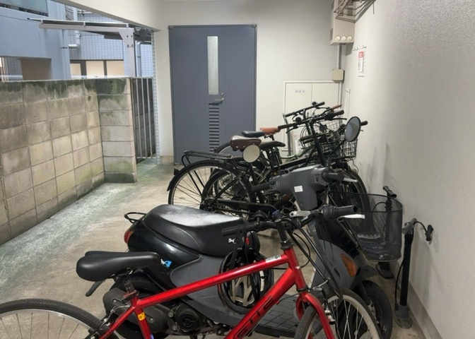 駐車場と明記されていても、最小スペースでつくられた駐車場だと大型車は駐車できなかったり、出入りしにくくなったりする可能性があります。お車のサイズと購入したい物件の駐車場のサイズを現地で確認しましょう。