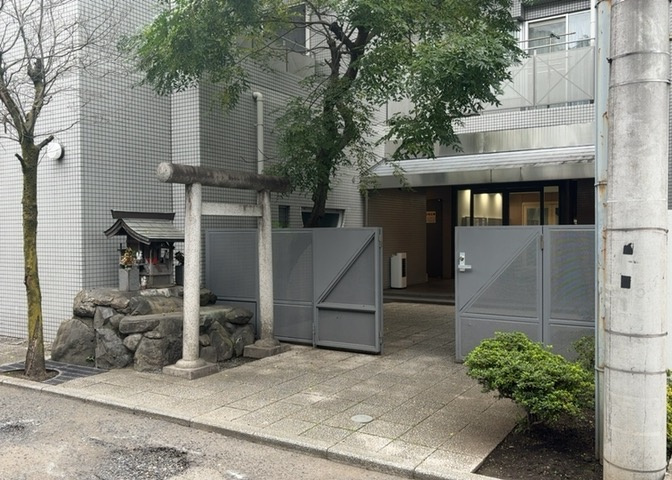 物件によっては、入居者が個人的に使用できる専用庭がついているものもあります。また、住宅の中にある土間の部分を庭と呼ぶこともあります。庭の用途は住む人によって変わり、それによってデザインもさまざまです。