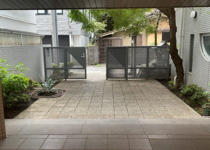 中庭（パティオ）とは、一つの建築物の内部に設けられた、壁などで囲われている庭のことを指します。コの字型、ロの字型が主流ですが、L字型の中庭もあります。最近では、インテリア性の高さからも人気があります。